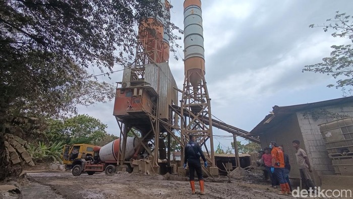 Kondisi lokasi PT Varia Usaha Beton usai kerusakan katup silo penampung fly ash di Sedayu, Bantul, Selasa (22/10/2024).