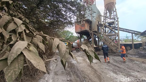 Kondisi lokasi PT Varia Usaha Beton usai kerusakan katup silo penampung fly ash di Sedayu, Bantul, Selasa (22/10/2024).