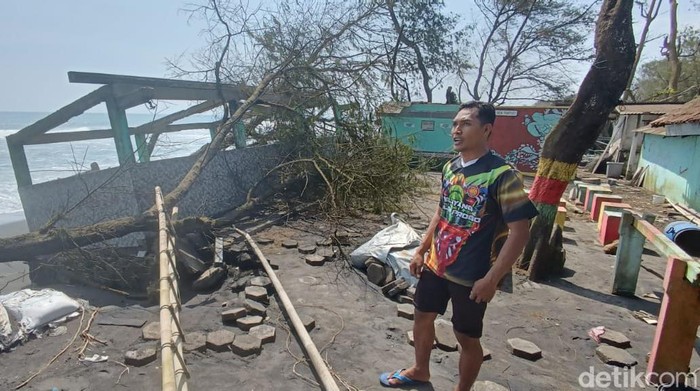 Kondisi tempat konservasi penyu yang nyaris ambruk di Pantai Trisik, Kulon Progo, Selasa (22/10/2024)