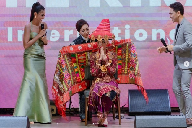 Harapan kami, Sophie mampu meraih hasil terbaik dan membawa pulang mahkota Miss International untuk kedua kalinya bagi Indonesia. Kami yakin dengan kerja keras, dedikasi, dan persiapan yang matang, Sophie dapat menjadi kebanggaan bangsa dan mengharumkan nama Indonesia di kancah internasional,  ujar Dewan Pertimbangan Presiden (Wantimpres) dan Ketua Dewan Penasehat Yayasan Puteri Indonesia, Putri Kus Wisnu Wardani. Foto: Dok. Instagram Puteri Indonesia