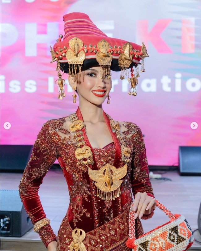 Yayasan Puteri Indonesia telah menyiapkan kostum nasional untuk Sophie Kirana yang akan berlaga di Miss International 2024. Sophie akan memakai kostum dengan tema Ratu Karo Mountain Majesty: The Resplendent Attire of Karo Wome. Foto: Dok. Instagram Puteri Indonesia