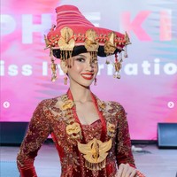 Yayasan Puteri Indonesia telah menyiapkan kostum nasional untuk Sophie Kirana yang akan berlaga di Miss International 2024. Sophie akan memakai kostum dengan tema Ratu Karo Mountain Majesty: The Resplendent Attire of Karo Wome. Foto: Dok. Instagram Puteri Indonesia