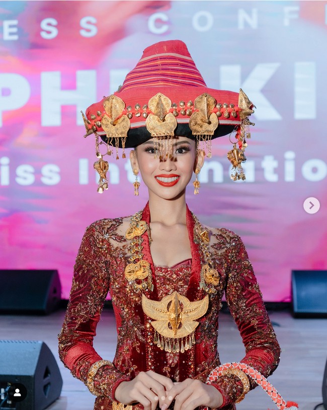 Selain kain ulos, Sophie juga memakai hiasan kepala khas Karo yaitu Destar Karo. Destar yang menjadi lambang status dan kehormatan wanita Karo ini dihiasi manik-manik dan emas yang melambangkan kekayaan spiritual dan budaya yang diwariskan dari generasi ke generasi. Foto: Dok. Instagram Puteri Indonesia