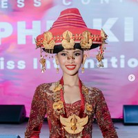 Selain kain ulos, Sophie juga memakai hiasan kepala khas Karo yaitu Destar Karo. Destar yang menjadi lambang status dan kehormatan wanita Karo ini dihiasi manik-manik dan emas yang melambangkan kekayaan spiritual dan budaya yang diwariskan dari generasi ke generasi. Foto: Dok. Instagram Puteri Indonesia