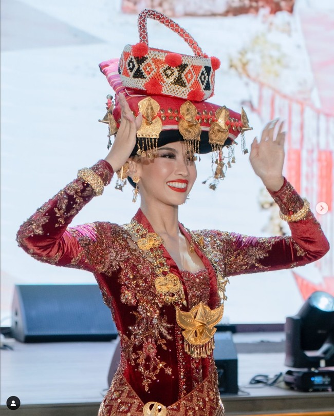 Pakaian tradisional Karo yang akan dibawa Sophie Kirana ke Miss International 2024 ini tidak hanya menonjolkan keindahan visual tetapi juga mencerminkan keterampilan dan ketekunan perempuan Karo dalam menenun kain mereka sendiri. Setiap tenunan adalah cerminan dari kearifan lokal yang terus hidup dalam kehidupan sehari-hari masyarakat Karo. Foto: Dok. Instagram Puteri Indonesia