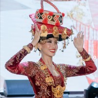 Pakaian tradisional Karo yang akan dibawa Sophie Kirana ke Miss International 2024 ini tidak hanya menonjolkan keindahan visual tetapi juga mencerminkan keterampilan dan ketekunan perempuan Karo dalam menenun kain mereka sendiri. Setiap tenunan adalah cerminan dari kearifan lokal yang terus hidup dalam kehidupan sehari-hari masyarakat Karo. Foto: Dok. Instagram Puteri Indonesia