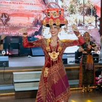 Busana nasional ini bercerita tentang keanggunan dan makna mendalam di balik pakaian tradisional perempuan Karo Batak. Setiap helai kain ulos yang dikenakan menjadi simbol kekuatan, kemurnian, dan kehormatan. Warna merah yang berani melambangkan semangat, hitam menggambarkan kekuatan, dan putih mencerminkan kesucian jiwa. Motif-motif pada kain ini mengisahkan perjuangan dan kebijaksanaan para leluhur yang menjaga tradisi turun-temurun dengan teguh. Foto: Dok. Instagram Puteri Indonesia