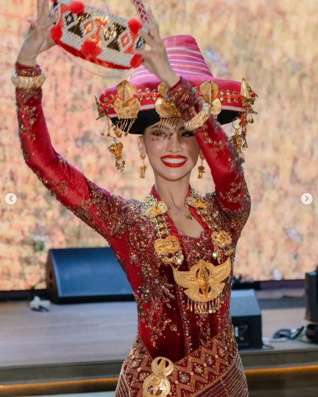 Kostum Ratu Karo yang akan dipakai Sophie di Miss International 2024 di Jepang ini merupakan karya kolaborasi Vera Kebaya x Mangulosi. Kostum nasional ini mengangkat keindahan dan kekuatan budaya Karo Batak dari dataran tinggi Sumatera Utara. Foto: Dok. Instagram Puteri Indonesia