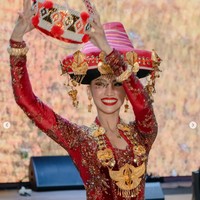 Kostum Ratu Karo yang akan dipakai Sophie di Miss International 2024 di Jepang ini merupakan karya kolaborasi Vera Kebaya x Mangulosi. Kostum nasional ini mengangkat keindahan dan kekuatan budaya Karo Batak dari dataran tinggi Sumatera Utara. Foto: Dok. Instagram Puteri Indonesia