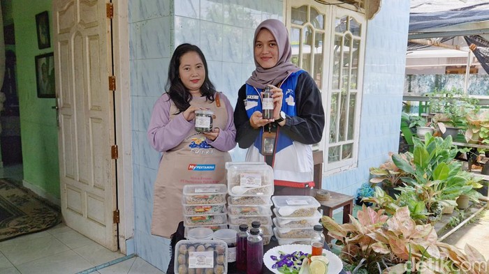 Macam-macam produk olahan yang berhasil dihasilkan oleh ibu-ibu desa Sugihwaras dari tanaman herbal.