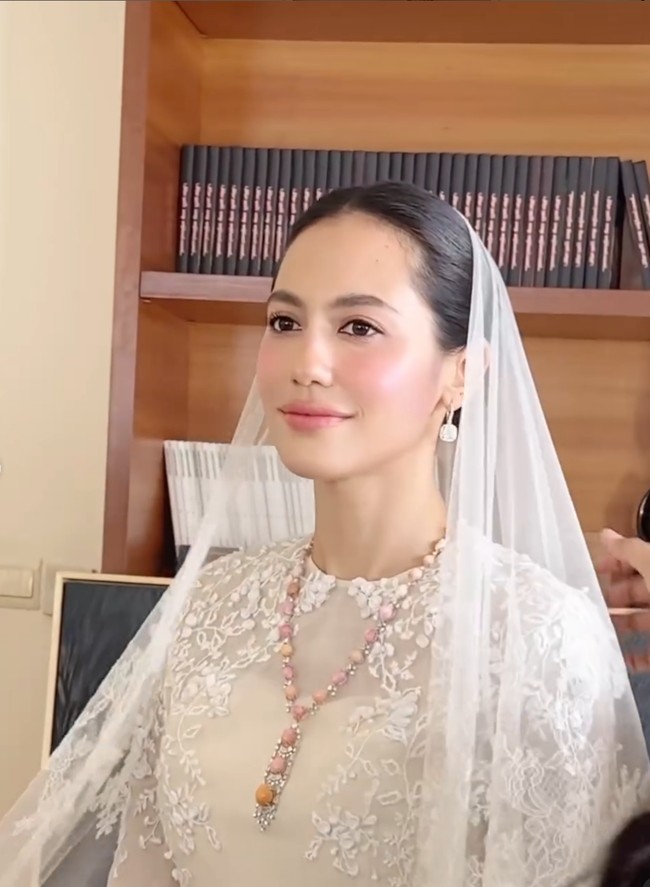 Penggunaan foundation yang ringan dan sheer memberi tampilan kulit sehat alami. Highlighter digunakan untuk menonjolkan fitur wajah dan contour yang sangat halus memberikan dimensi tanpa terlihat mencolok. Foto: Instagram/@andisoon