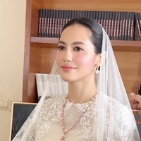 Penggunaan foundation yang ringan dan sheer memberi tampilan kulit sehat alami. Highlighter digunakan untuk menonjolkan fitur wajah dan contour yang sangat halus memberikan dimensi tanpa terlihat mencolok. Foto: Instagram/@andisoon