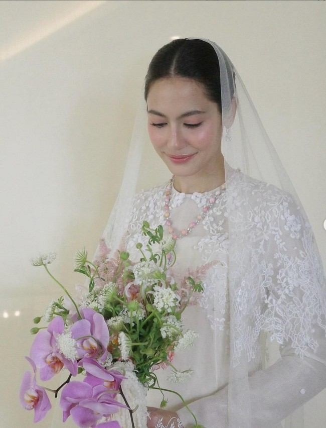 Fresh look makeup adalah gaya riasan yang menonjolkan tampilan segar, natural, dan bersinar. Tujuannya adalah untuk membuat pengantin terlihat cantik dan alami, tapi tidak berlebihan. Foto: Instagram/@andisoon