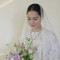 Fresh look makeup adalah gaya riasan yang menonjolkan tampilan segar, natural, dan bersinar. Tujuannya adalah untuk membuat pengantin terlihat cantik dan alami, tapi tidak berlebihan. Foto: Instagram/@andisoon