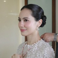 Riasan mata pun dibuat minimalis, dengan eyeshadow warna netral, eyeliner tipis, dan maskara untuk menambah volume tanpa memberi kesan berat. Foto: Instagram/@andisoon