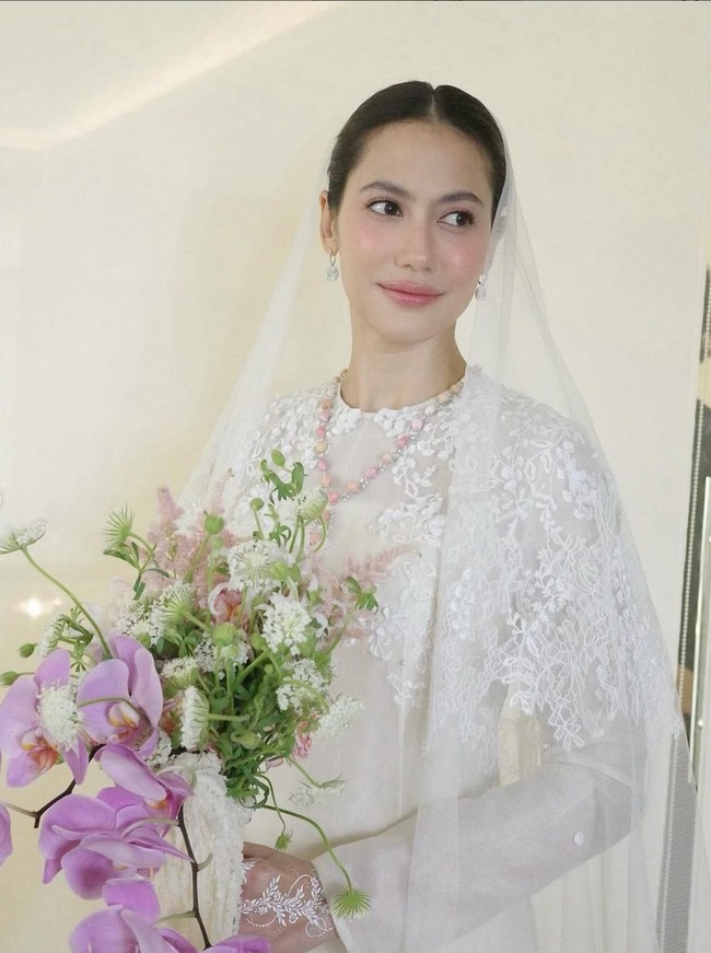 Selain mengenakan baju pengantin adat Melayu yang minimalis dan indah, Pevita juga mengenakan riasan wajah dengan tampilan fresh look, yang dikreasikan makeup artist Andi Soon. Foto: Instagram/@andisoon