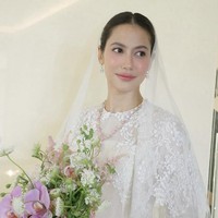 Selain mengenakan baju pengantin adat Melayu yang minimalis dan indah, Pevita juga mengenakan riasan wajah dengan tampilan fresh look, yang dikreasikan makeup artist Andi Soon. Foto: Instagram/@andisoon