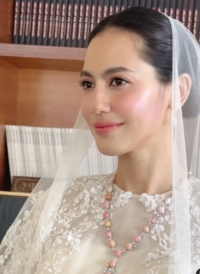 Sapuan blush on dan lipstik bernuansa peach dan pink lembut menambah kesan segar. Foto: Instagram/@andisoon