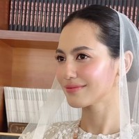 Sapuan blush on dan lipstik bernuansa peach dan pink lembut menambah kesan segar. Foto: Instagram/@andisoon