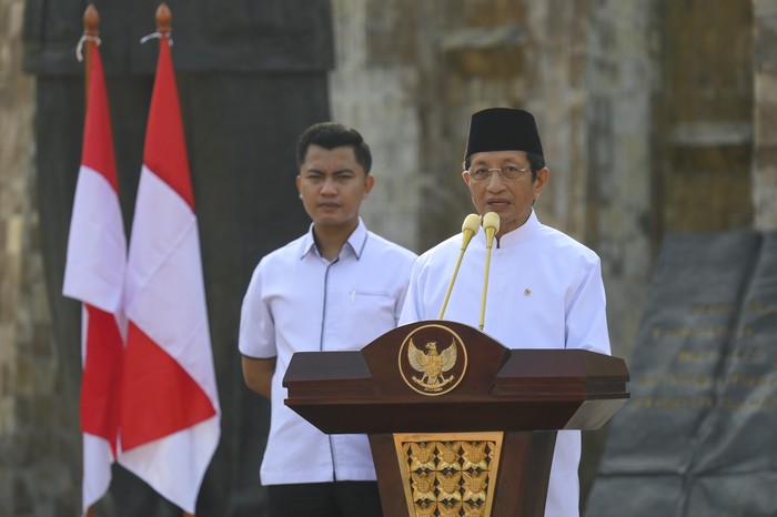 Menteri Agama Nasaruddin Umar (kanan) memimpin Apel Hari Santri 2024 di Tugu Proklamasi, Jakarta, Selasa (22/10/2024). Dalam amanatnya, Nasaruddin mengatakan santri bisa menjadi apa saja, termasuk menjadi presiden dan wakil presiden. ANTARA FOTO/Muhammad Ramdan/aww.