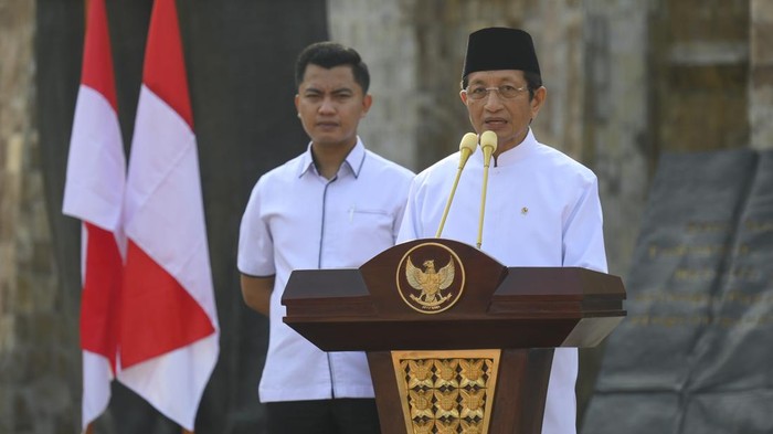 Menteri Agama Nasaruddin Umar (kanan) memimpin Apel Hari Santri 2024 di Tugu Proklamasi, Jakarta, Selasa (22/10/2024). Dalam amanatnya, Nasaruddin mengatakan santri bisa menjadi apa saja, termasuk menjadi presiden dan wakil presiden. ANTARA FOTO/Muhammad Ramdan/aww.