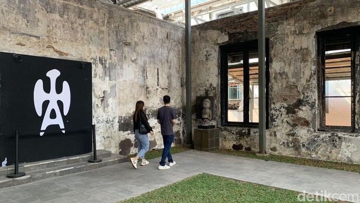 Museum Nasional di Jakarta resmi dibuka kembali untuk pengunjung pada Selasa (15/10/2024) setelah penutupan sementara akibat kebakaran yang melanda Gedung A.