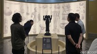 Pengunjung mengamati salah satu koleksi museum yang berhasil diselamatkan pascakebakaran.