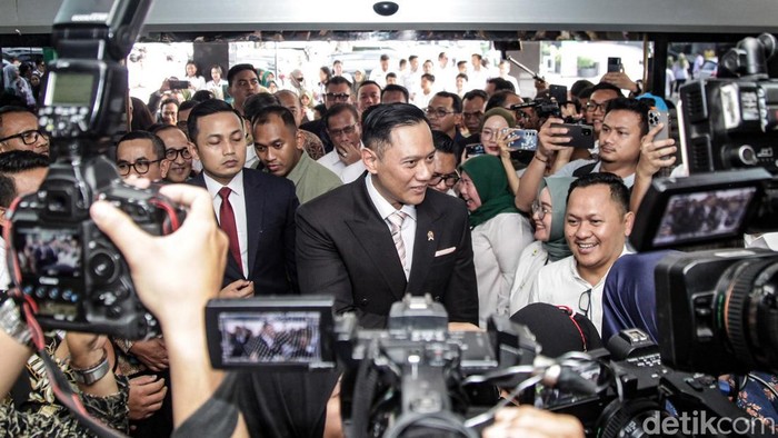 Menko AHY Sambangi Kementerian Transmigrasi Menko Bidang Infrastruktur dan Pembangunan Kewilayahan Agus Harimurti Yudhoyono (AHY) menyambangi Kementerian Transmigrasi. AHY menerima masukan seputar isu transmigrasi.