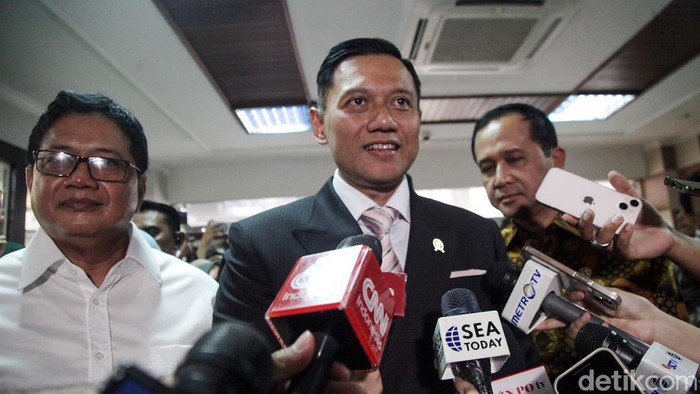 Menko Bidang Infrastruktur dan Pembangunan Kewilayahan Agus Harimurti Yudhoyono (AHY) menyambangi Kementerian Transmigrasi. AHY menerima masukan seputar isu transmigrasi.