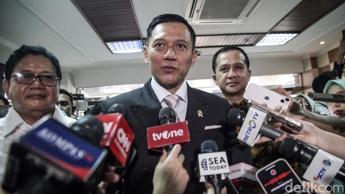 Menko Bidang Infrastruktur dan Pembangunan Kewilayahan Agus Harimurti Yudhoyono (AHY) menyambangi Kementerian Transmigrasi. AHY menerima masukan seputar isu transmigrasi.