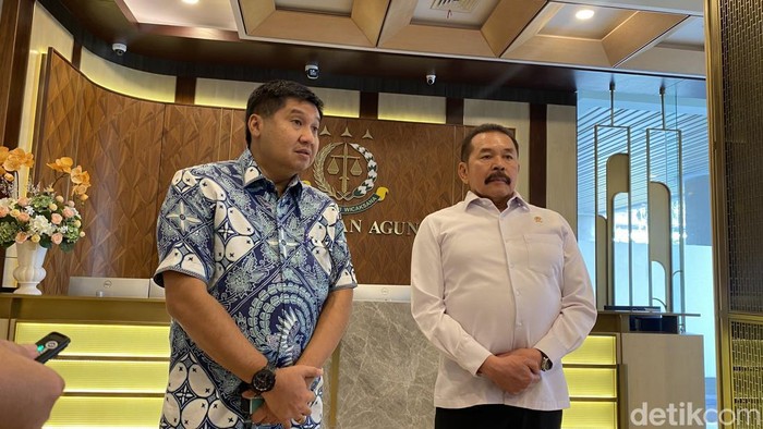 Menpera Maruarar Sirait menemui Jaksa Agung ST Burhanuddin membahas lahan perumahan. Setelah ini, Maruarar akan mengunjungi KPK untuk membahas hal yang sama. (Devi P/detikcom)