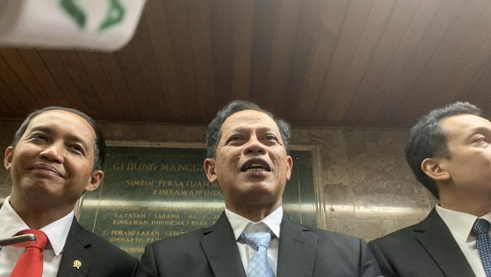 Menteri Hanif (tengah)-(Taufiq/detikcom)