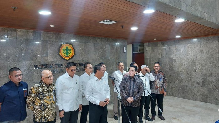Menteri Pertanian Andi Amran Sulaiman bertemu dengan Menteri Badan Usaha Milik Negara (BUMN) di Kantor Kementerian Pertanian.