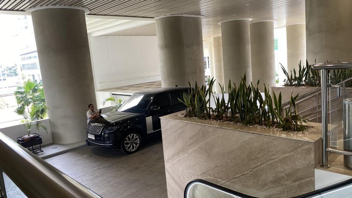 Mobil Menteri Perumahan dan Kawasan Permukiman, Maruarar Sirait terparkir di Kejagung