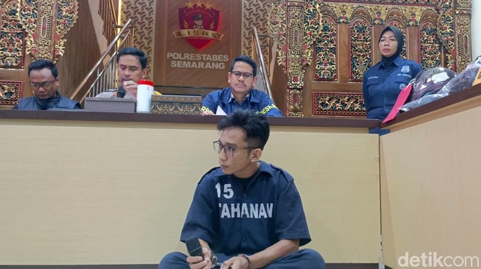 Moch Zaini (38) pelaku pencurian di bengkel dan toko sparepart mobil di Tlogosari Semarang saat dihadirkan di Polrestasbes Semarang, Selasa (21/10/2024).