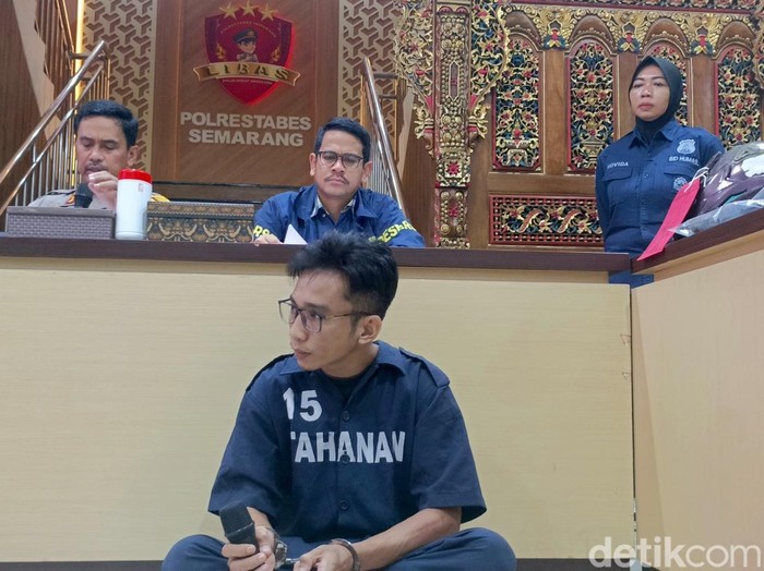 Moch Zaini (38) pelaku pencurian di bengkel dan toko sparepart mobil di Tlogosari Semarang saat dihadirkan di Polrestasbes Semarang, Selasa (21/10/2024).