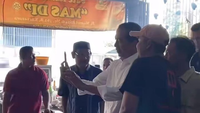 Momen Jokowi berswafoto dengan warga saat mengunjungi warung Sate Mas Di, Sukoharjo, Selasa (22/10/2024).