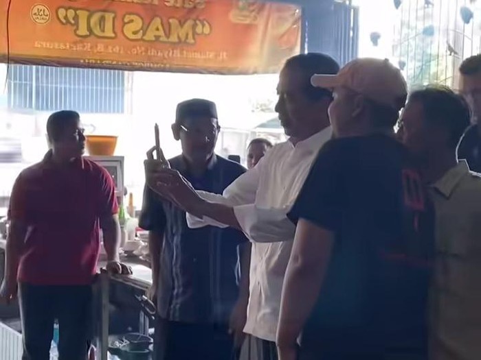 Momen Jokowi berswafoto dengan warga saat mengunjungi warung Sate Mas Di, Sukoharjo, Selasa (22/10/2024).
