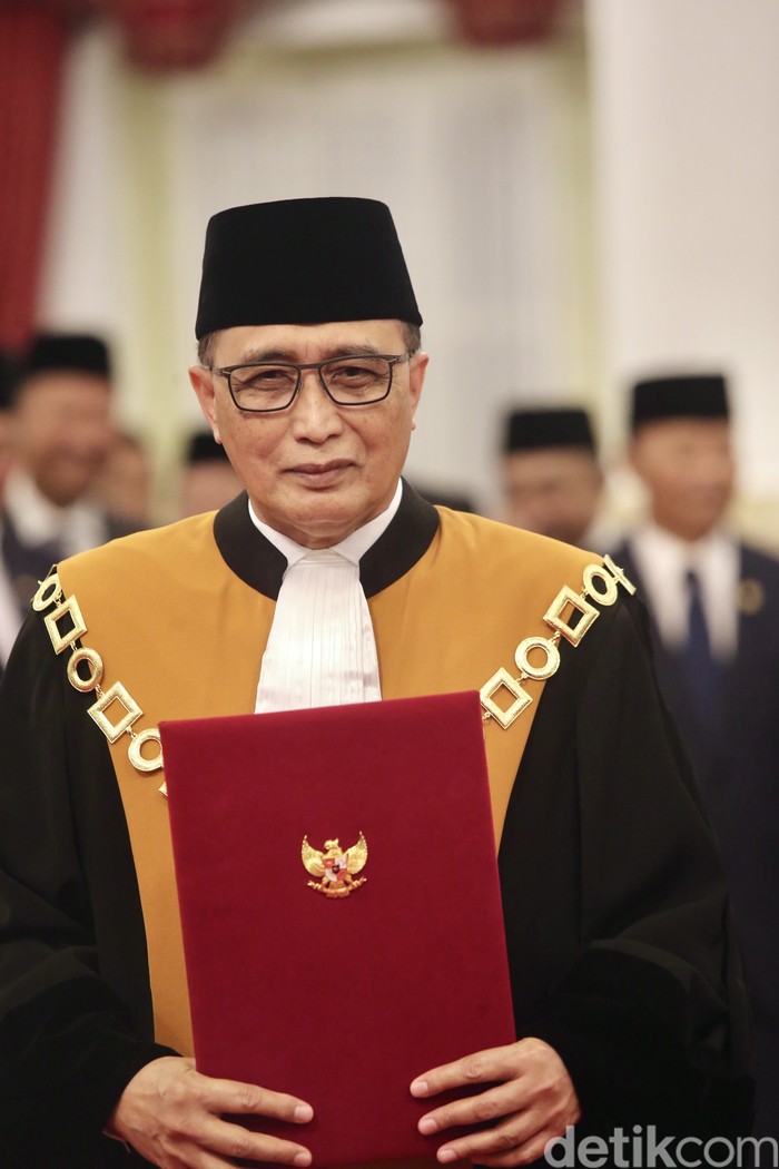 Ketua Mahkamah Agung terpilih periode 2024-2029 Sunarto (kanan) mengucapkan sumpah jabatan di hadapan Presiden Prabowo Subianto di Istana Negara, Jakarta, Selasa (22/10/2024). Hakim Agung Sunarto resmi menjabat Ketua Mahkamah Agung periode 2024-2025 menggantikan M. Syarifuddin.