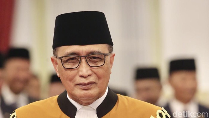 Ketua Mahkamah Agung terpilih periode 2024-2029 Sunarto (kanan) mengucapkan sumpah jabatan di hadapan Presiden Prabowo Subianto di Istana Negara, Jakarta, Selasa (22/10/2024). Hakim Agung Sunarto resmi menjabat Ketua Mahkamah Agung periode 2024-2025 menggantikan M. Syarifuddin.