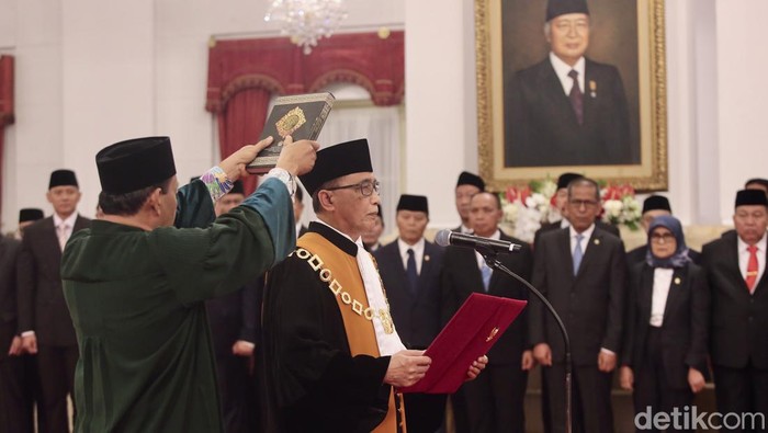Momen Prabowo Ambil Sumpah Ketua MA Sunarto Ketua Mahkamah Agung terpilih periode 2024-2029 Sunarto (kanan) mengucapkan sumpah jabatan di hadapan Presiden Prabowo Subianto di Istana Negara, Jakarta, Selasa (22/10/2024). Hakim Agung Sunarto resmi menjabat Ketua Mahkamah Agung periode 2024-2025 menggantikan M. Syarifuddin.