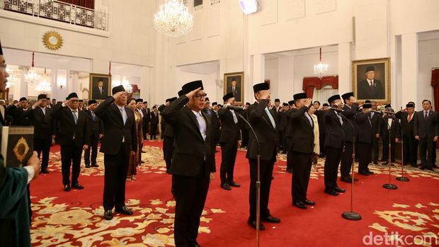 Sejumlah pejabat melakukan sikap hormat saat dilantik Presiden Prabowo Subianto di Istana Negara, Jakarta, Selasa (22/10/2024).