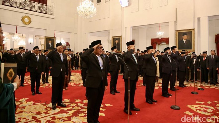 Momen Prabowo Lantik Kepala Badan hingga Utusan Khusus Presiden Sejumlah pejabat melakukan sikap hormat saat dilantik Presiden Prabowo Subianto di Istana Negara, Jakarta, Selasa (22/10/2024).