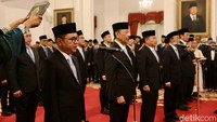 Mereka didampingi rohaniwan mengikuti sumpah jabatan yang dibacakan Prabowo.  