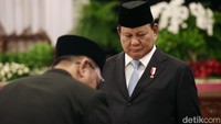 Presiden Prabowo melantik Ketua Mahkamah Agung (MA) serta Kepala Badan, Gubernur Lemhanas, Utusan Khusus Presiden, Penasihat Khusus Presiden, dan Staf Khusus Presiden pada Kabinet Merah Putih 2024-2029.   