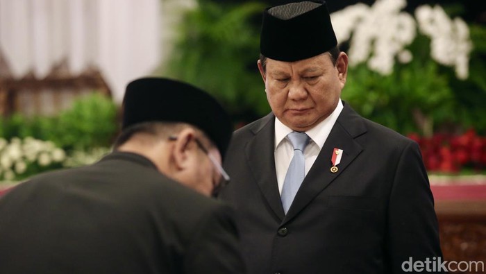Sejumlah pejabat melakukan sikap hormat saat dilantik Presiden Prabowo Subianto di Istana Negara, Jakarta, Selasa (22/10/2024).