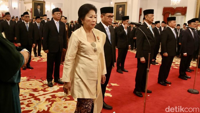 Sejumlah pejabat melakukan sikap hormat saat dilantik Presiden Prabowo Subianto di Istana Negara, Jakarta, Selasa (22/10/2024).