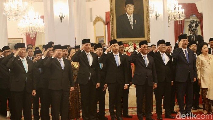 Sejumlah pejabat melakukan sikap hormat saat dilantik Presiden Prabowo Subianto di Istana Negara, Jakarta, Selasa (22/10/2024).