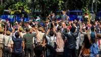 Jajaran staf Kemhan dan warga terlihat melepas Prabowo, yang merupakan Menhan periode 2019-2024.