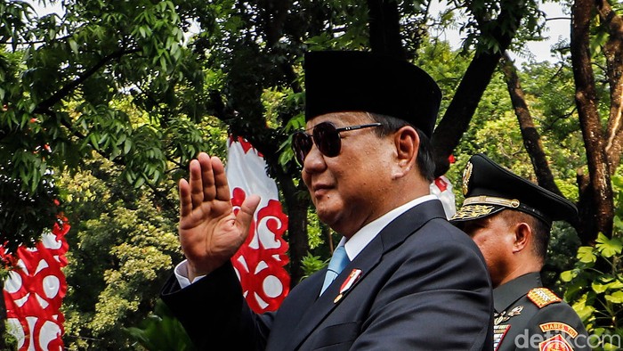 Presiden Prabowo Subianto dan Menteri Pertahanan Sjafrie Sjamsoeddin telah selesai menjalani penyerahan memorandum di Kementerian Pertahanan (Kemhan), Selasa (22/10/2024). Prabowo dan Sjafrie kemudian naik mobil Maung bareng sambil menyapa warga.